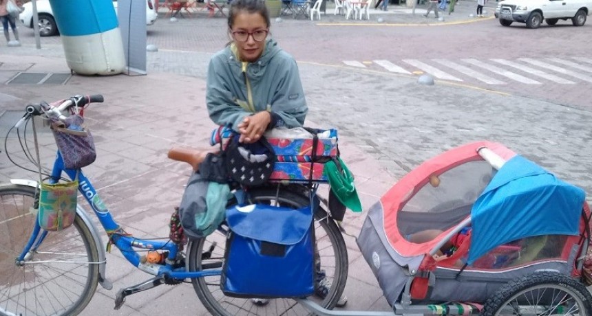 Lina tiene 27 años y desde Colombia recorre Sud America con su hijo de 4 años