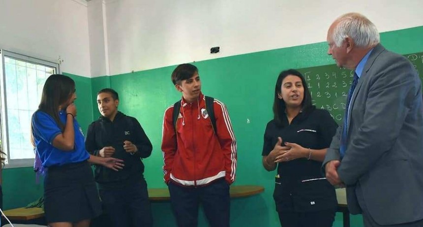 El intendente de Valle Viejo visitó a docentes y alumnos del Departamento