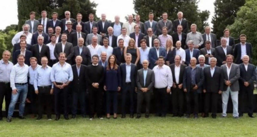 Macri con intendentes de Cambiemos: En 10 años tendremos pobreza e inflación de un dígito