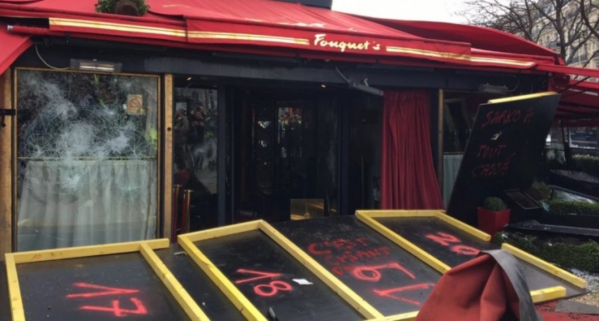 Los chalecos amarillos saquearon un icónico restaurante de París y se enfrentaron con la Policía