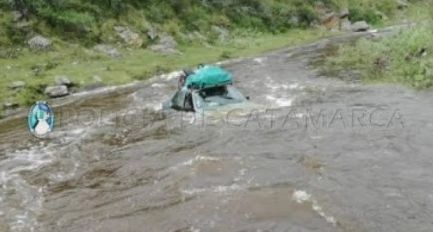 Logró salir del auto mientras era arrastrado por la corriente de un río