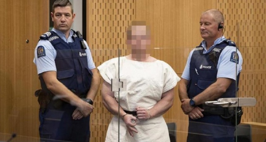 En su primera audiencia ante un juez, el terrorista de Nueva Zelanda realizó un saludo supremacista
