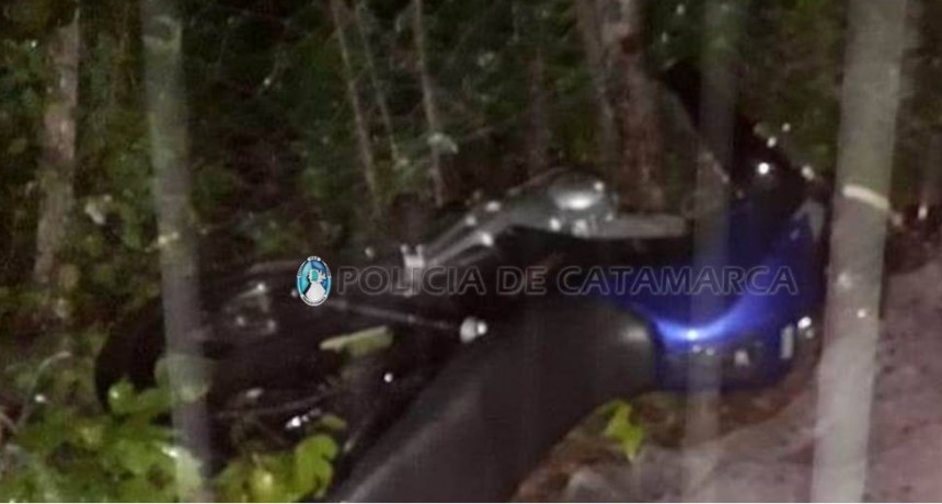 Iban tres en una moto, sufrieron un accidente y murió un joven