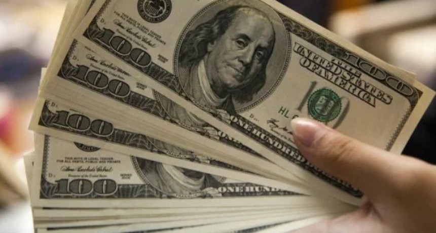 El dólar bajó a $41,02 y la tasa de referencia se mantiene en torno al 63%