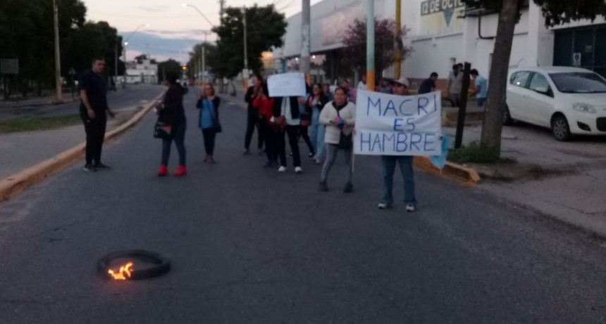 Tabajadores de la fabrica  12 De octubre cortan Presidente Castillo