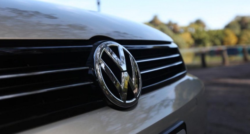 Crisis automotriz: Volkswagen suspende a 300 operarios