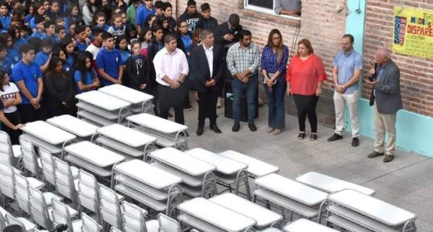 Entrega de pupitres en la escuela municipal de Valle Viejo