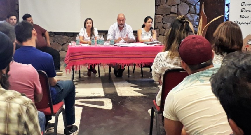 Micone se reunió con desocupados de los departamentos mineros