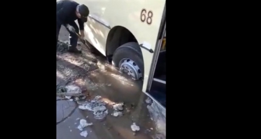 Colectivo se hundió en una “zanja” de las 500 viviendas