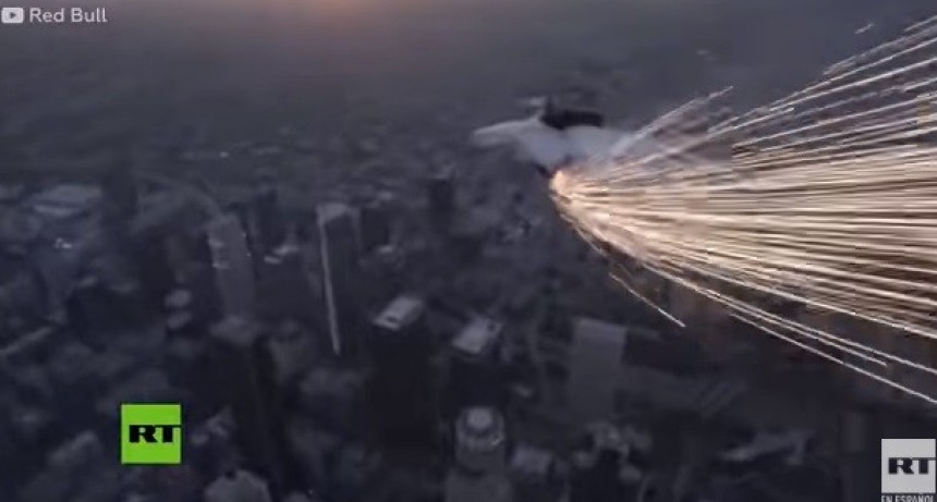 VIDEO: ¡Increíble! Un acróbata simuló ser un meteorito en el cielo