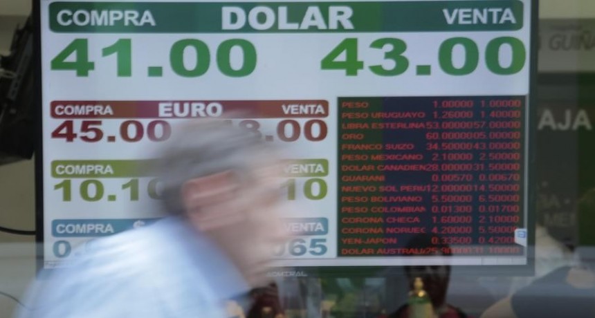 Dólar hoy. A contramano del mundo, subió y quedó cerca de $43: a cuánto cerró en cada banco