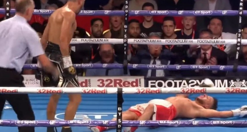 El impactante KO que sufrió un boxeador a 4 segundos del final después de burlarse de su rival
