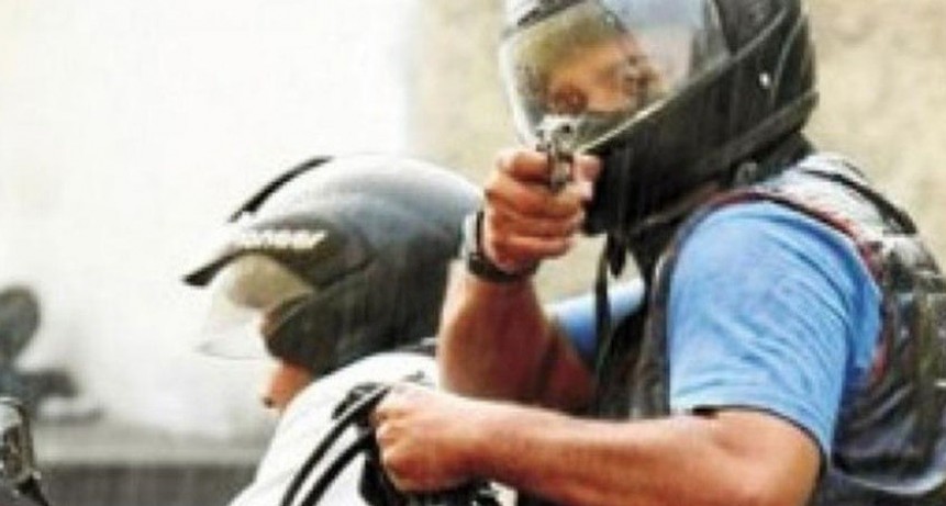Motochorros le colocaron un arma de fuego en la sien a una peatón y le robaron la cartera