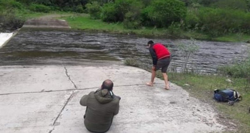 Maestros de El Alto cruzan el río a pie para dar clases