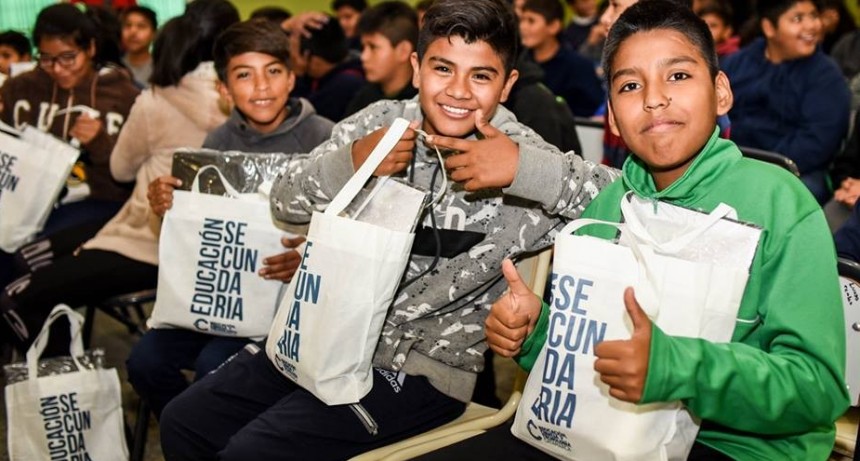 Estudiantes secundarios de Belén recibieron sus kits