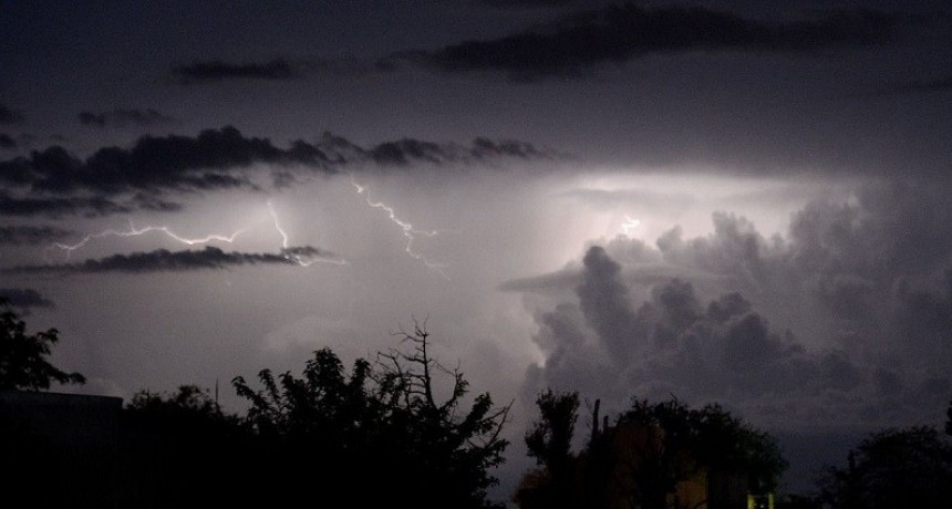 El tiempo: Chaparrones y tormentas desde hoy y hasta el martes