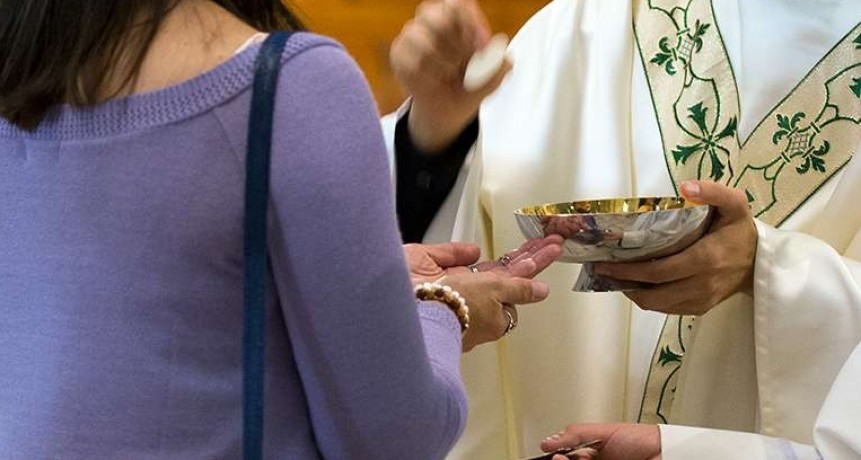 CORONAVIRUS: Vuelve la Comunión en la mano por disposición del Episcopado