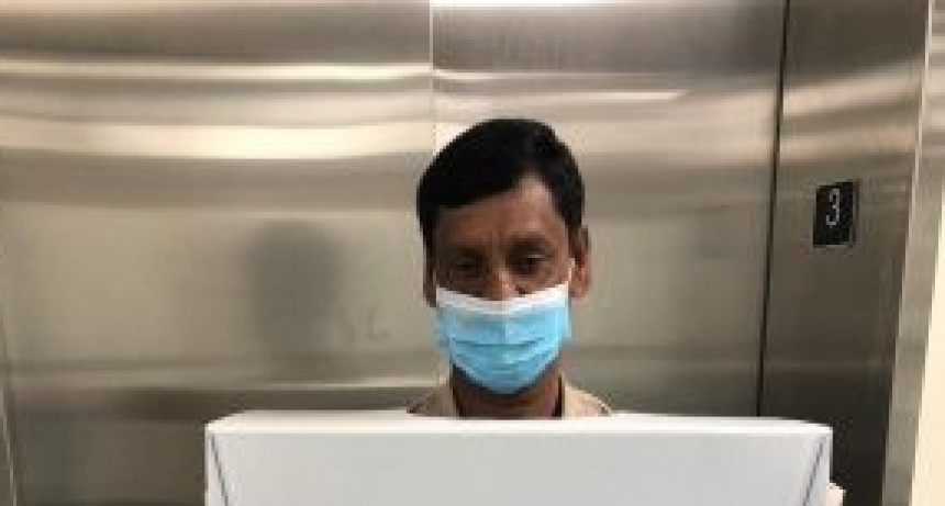 Una empresa obligó a un trabajador a vestirse como un dispensador de alcohol en gel