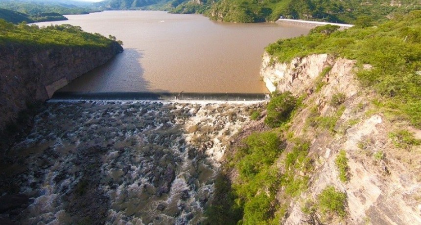 Dique Las Pirquitas, vertiendo desde esta madrugada