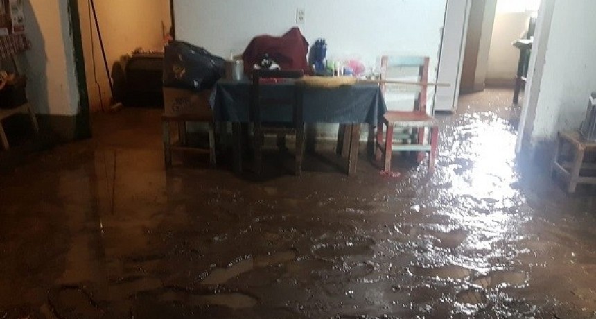 En Huaycama el agua ingresó a las viviendas