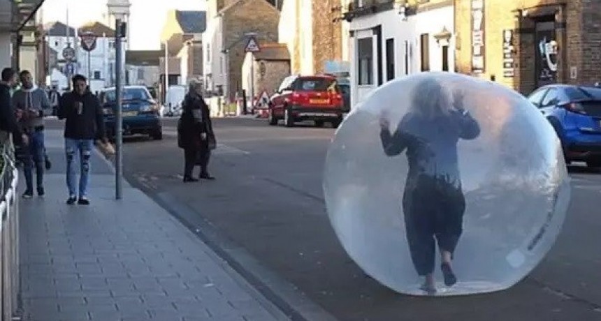 COVID-19: Fue al supermercado dentro de una burbuja de plástico