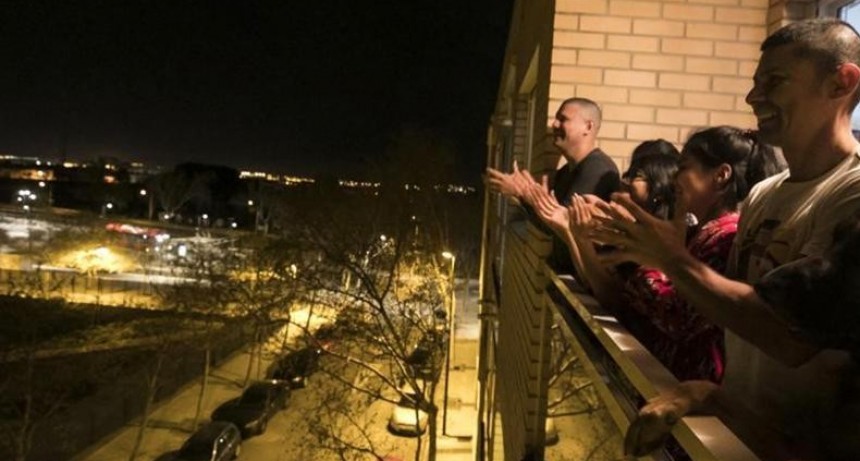 Miles de españoles salen cada noche a sus ventanas para aplaudir labor de médicos y sanitarios