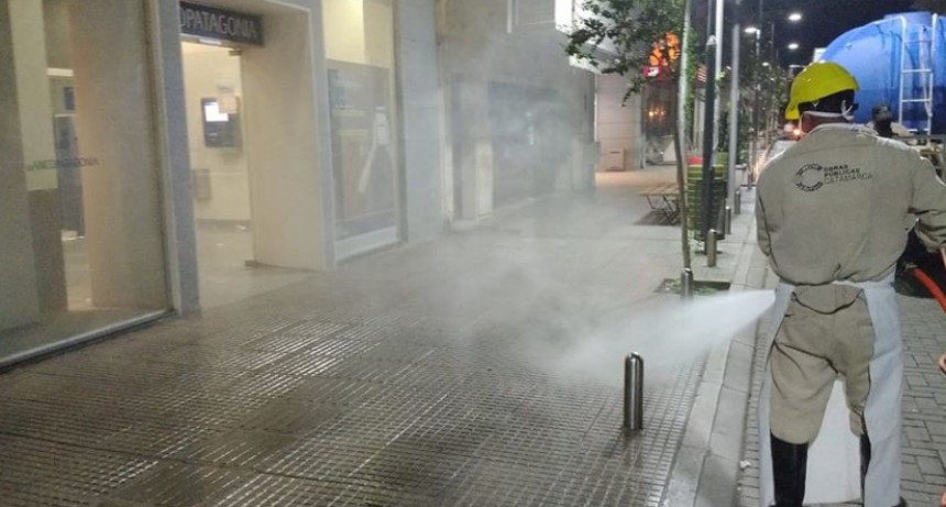 En Capital, desinfectan las calles con un camión que rocía lavandina diluida