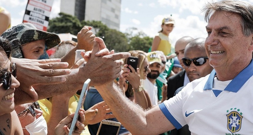 Bolsonaro salió a la calle para animar a la gente a romper el aislamiento
