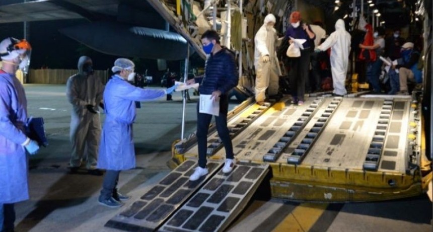 Dos aviones Hércules trajeron de regreso a 140 argentinos desde Perú