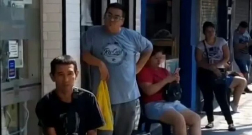 Los bancos podrían abrir únicamente para quienes cobren jubilaciones y asignaciones