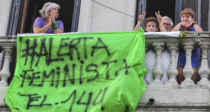 Realizaron un ruidazo nacional contra los femicidios cometidos durante la cuarentena