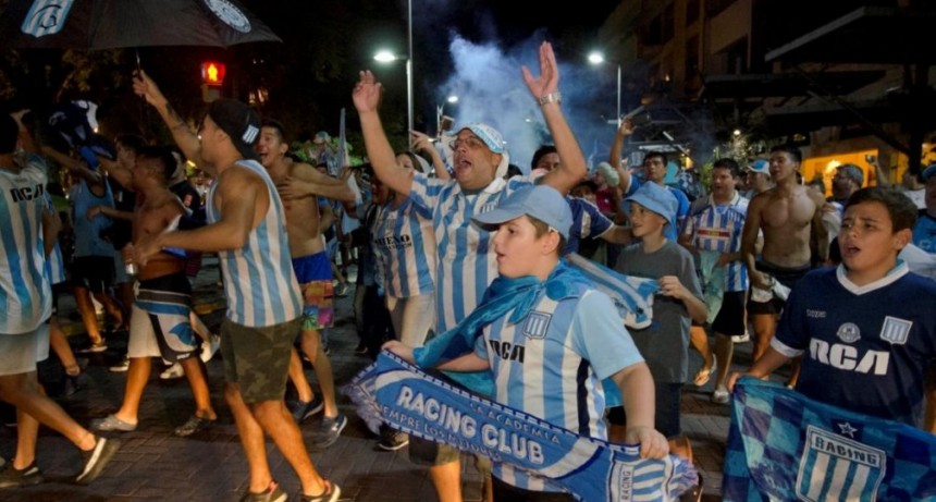 Racing salió campeón y Los hinchas catamarqueños festejaron el campeonato en la plaza 25 de Mayo