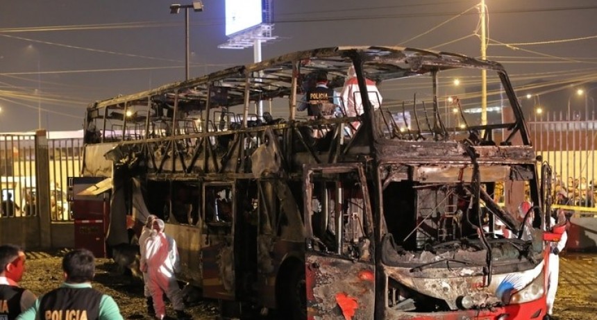 Al menos 20 muertos por el incendio de un autobús de pasajeros en Perú