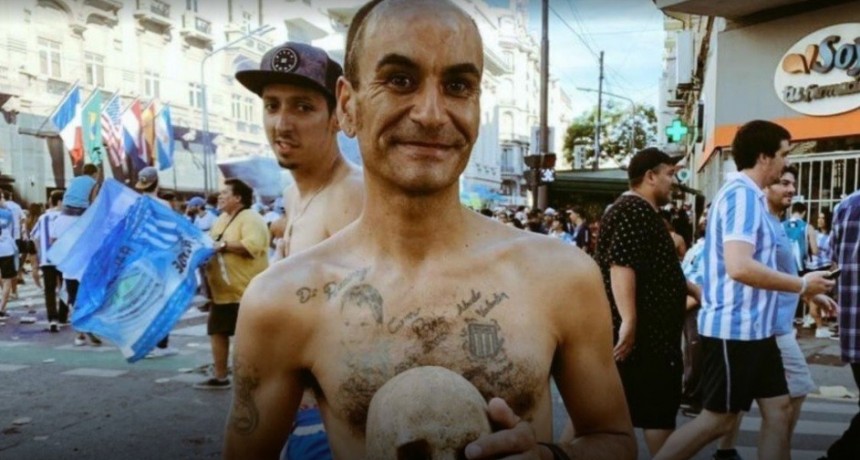 Un hincha de Racing desenterró el cráneo de su abuelo y se fue a festejar