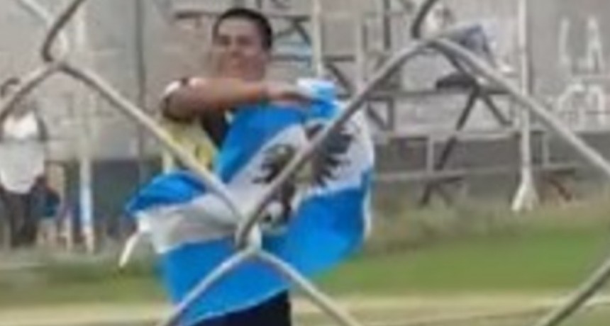 Video: metió el gol del triunfo, festejó con una bandera de Malvinas y lo expulsaron