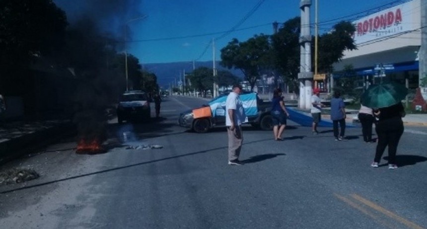 Vecinos de Bº Malvinas Argentinas reclamaron cortando avenida