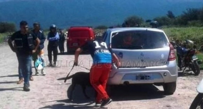 Perro detectó droga que un sujeto llevaba escondida en el auto