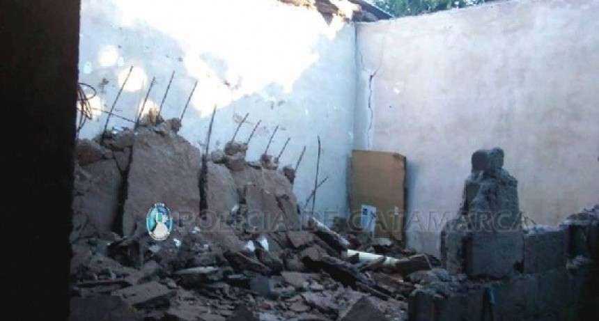 Por la lluvia, se derrumbó parte de una vivienda