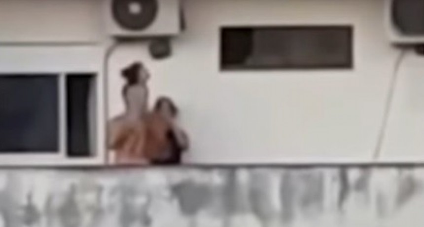 VIDEO: Irresponsables, hacen caminar a un bebé por la cornisa de un 7º piso y le sacan fotos