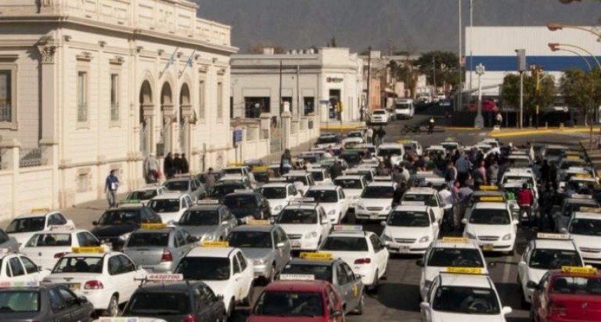 Taxistas y remiseros en alerta