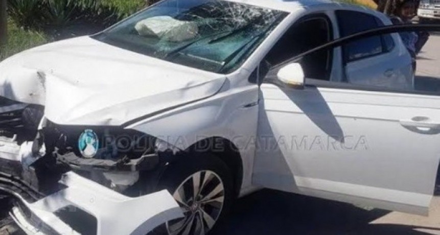 Auto embistió violentamente a un ciclista