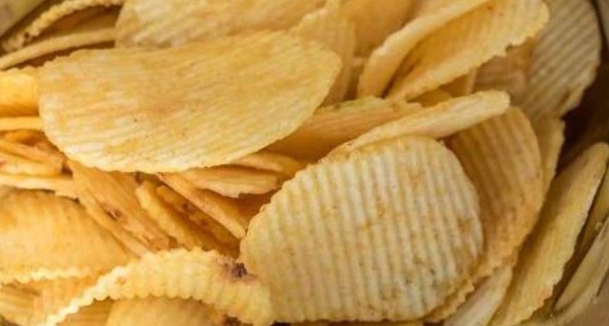 La Anmat prohibió unas papas fritas, un té, un queso y un aceite