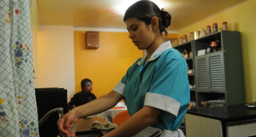 Empleadas domésticas tendrán un aumento del 15%: cómo quedó la escala salarial