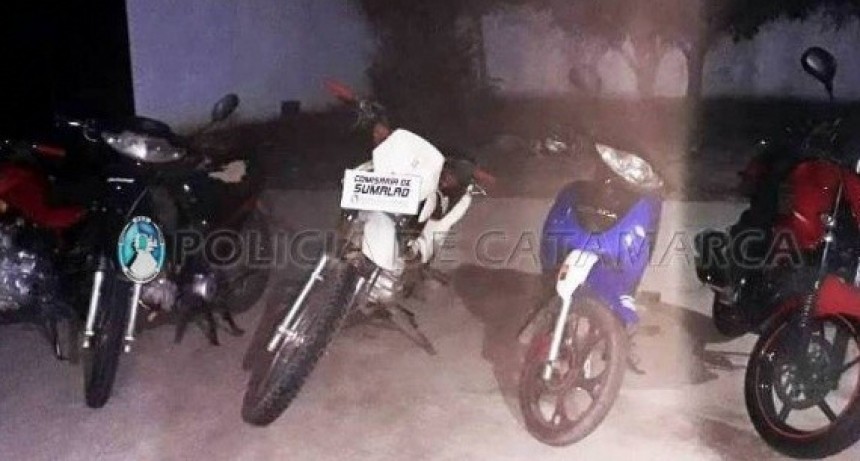 Secuestran 26 motos, arrestan a tres jóvenes que evadieron el control y uno alcoholizado