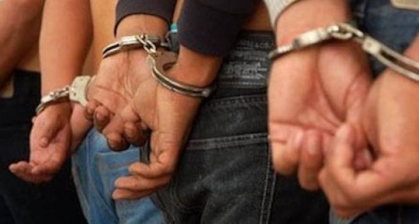 Arrestan a ocho jóvenes que merodeaban en actitud sospechosa