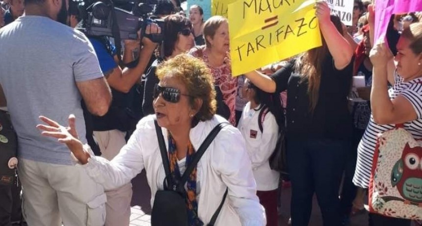 SE MANIFIESTAN: Cortan República y Sarmiento por la suba de tarifas de energía Eléctrica