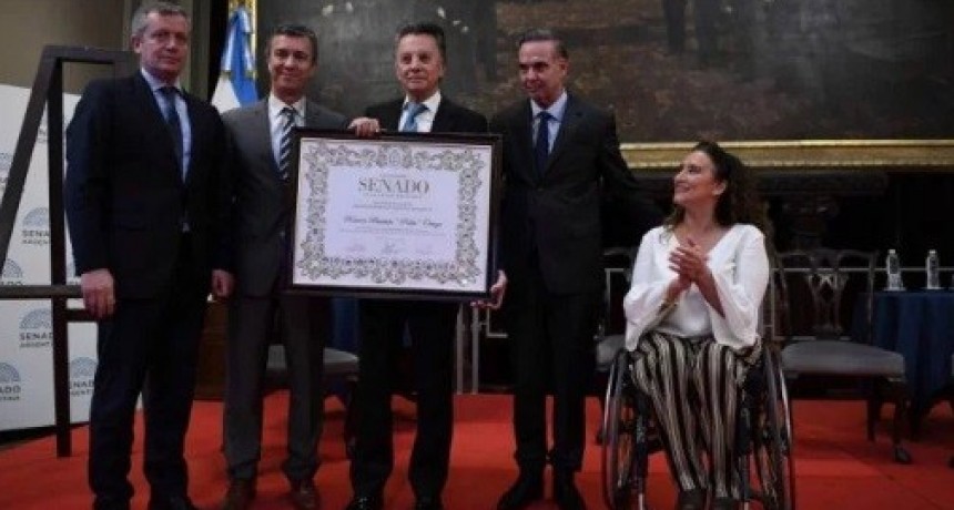 Palito cerró la grieta (por un rato): lo distinguieron en el Senado y nadie se lo quiso perder