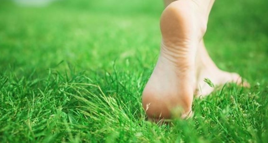 Beneficios de caminar descalzo que desconocías