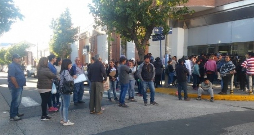 Beneficiarios de planes sociales se manifestaron en ANSES