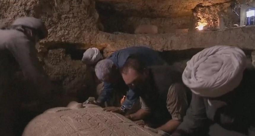 Un sarcófago egipcio de 2.500 años de antigüedad fue abierto en un programa de TV en vivo y esto fue lo que encontraron